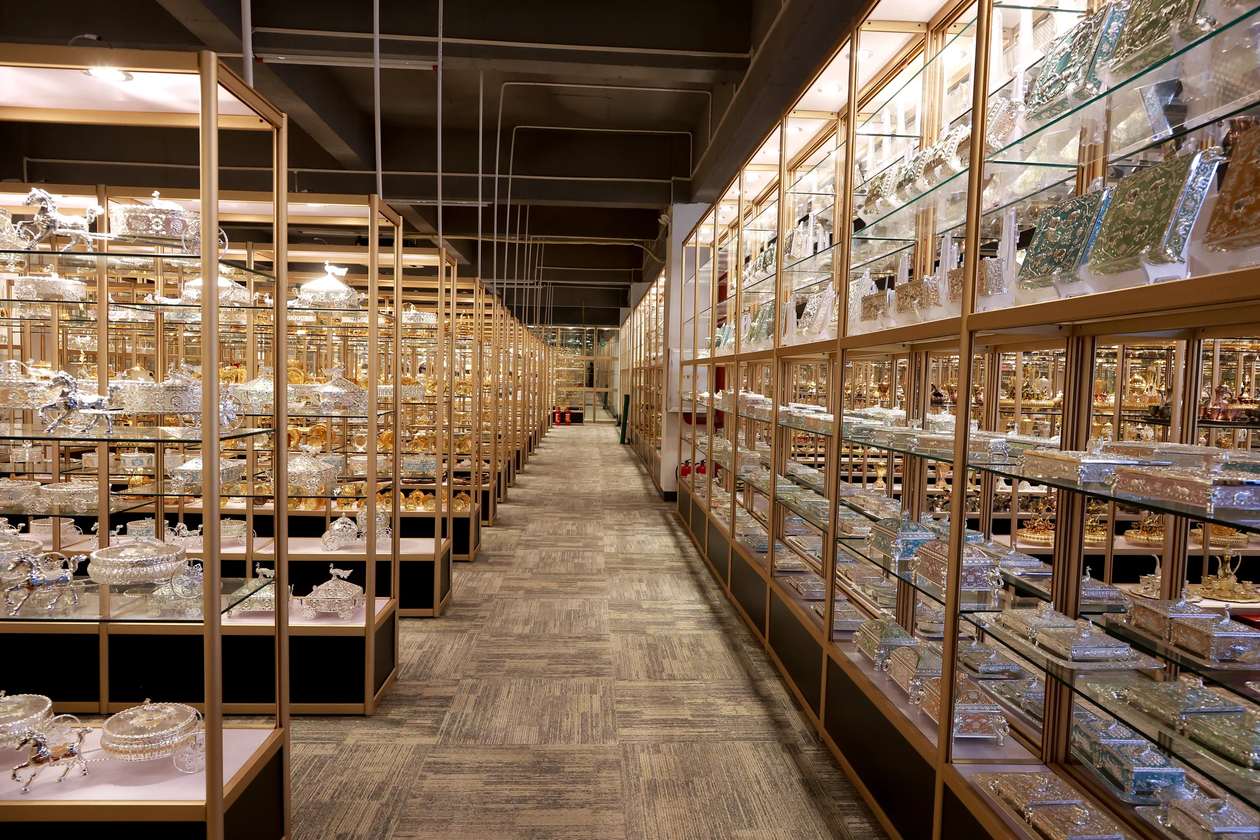 LANBORUI showroom with decorative tabletop boxes and metal home decor