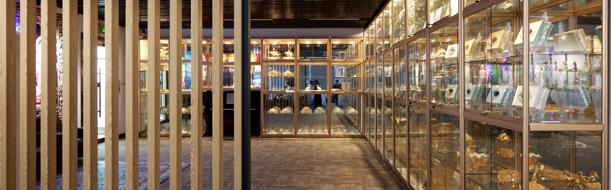 LANBORUI showroom display with decorative tabletop products