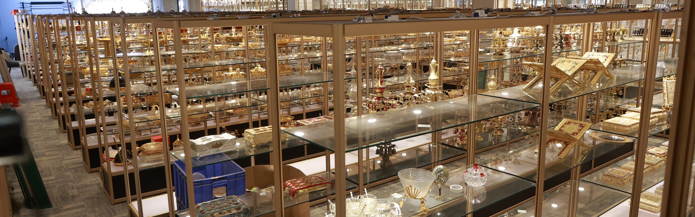 LANBORUI showroom display with decorative tabletop products