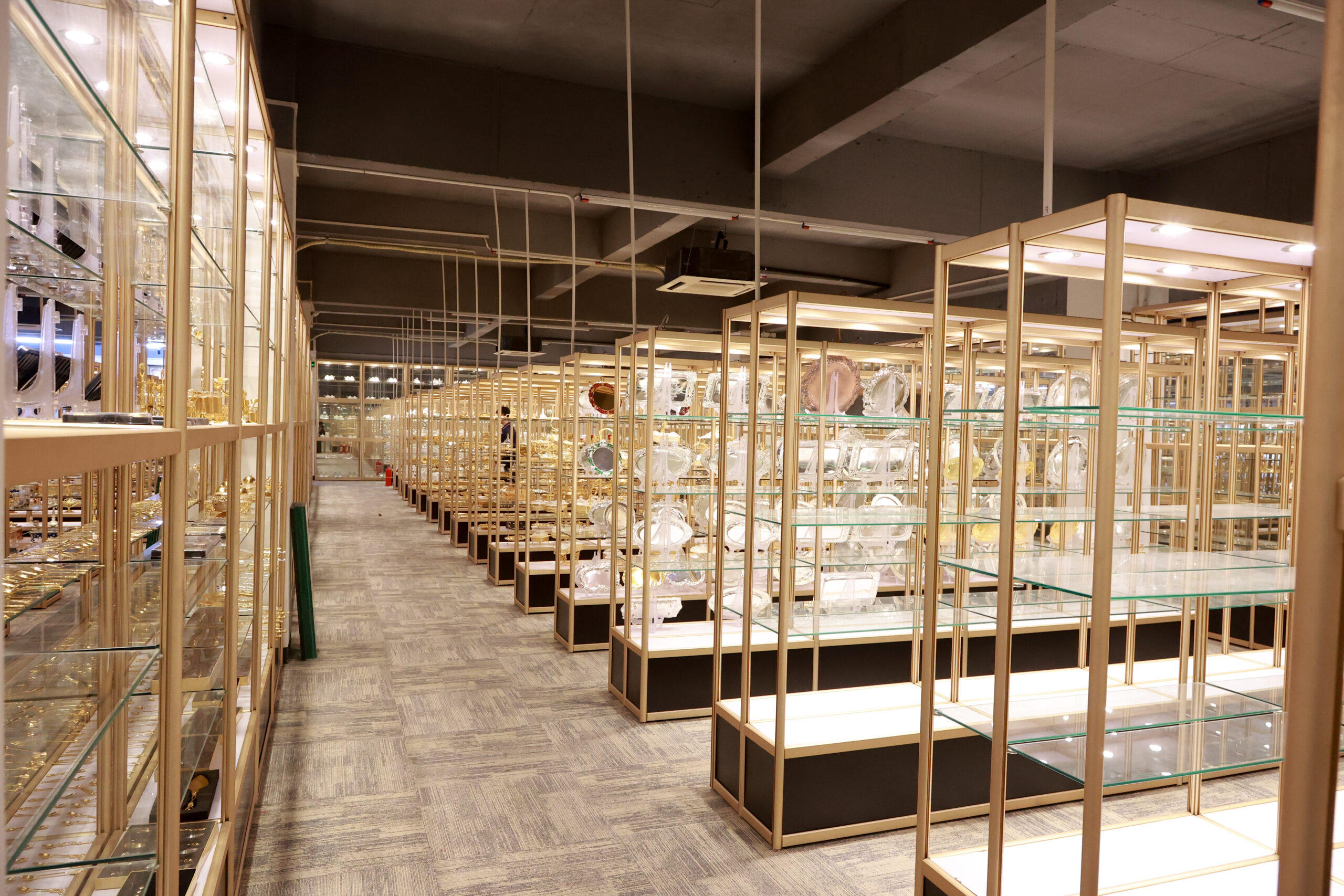 Decorative serving trays and plates displayed in the LANBORUI showroom