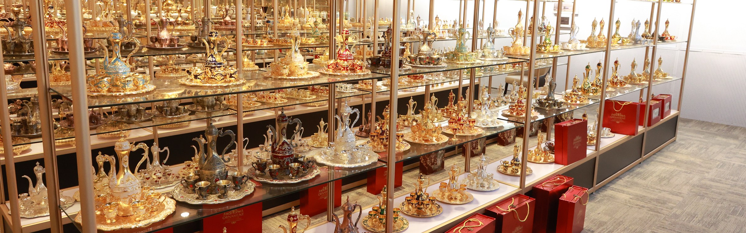 LANBORUI showroom display with decorative tabletop products