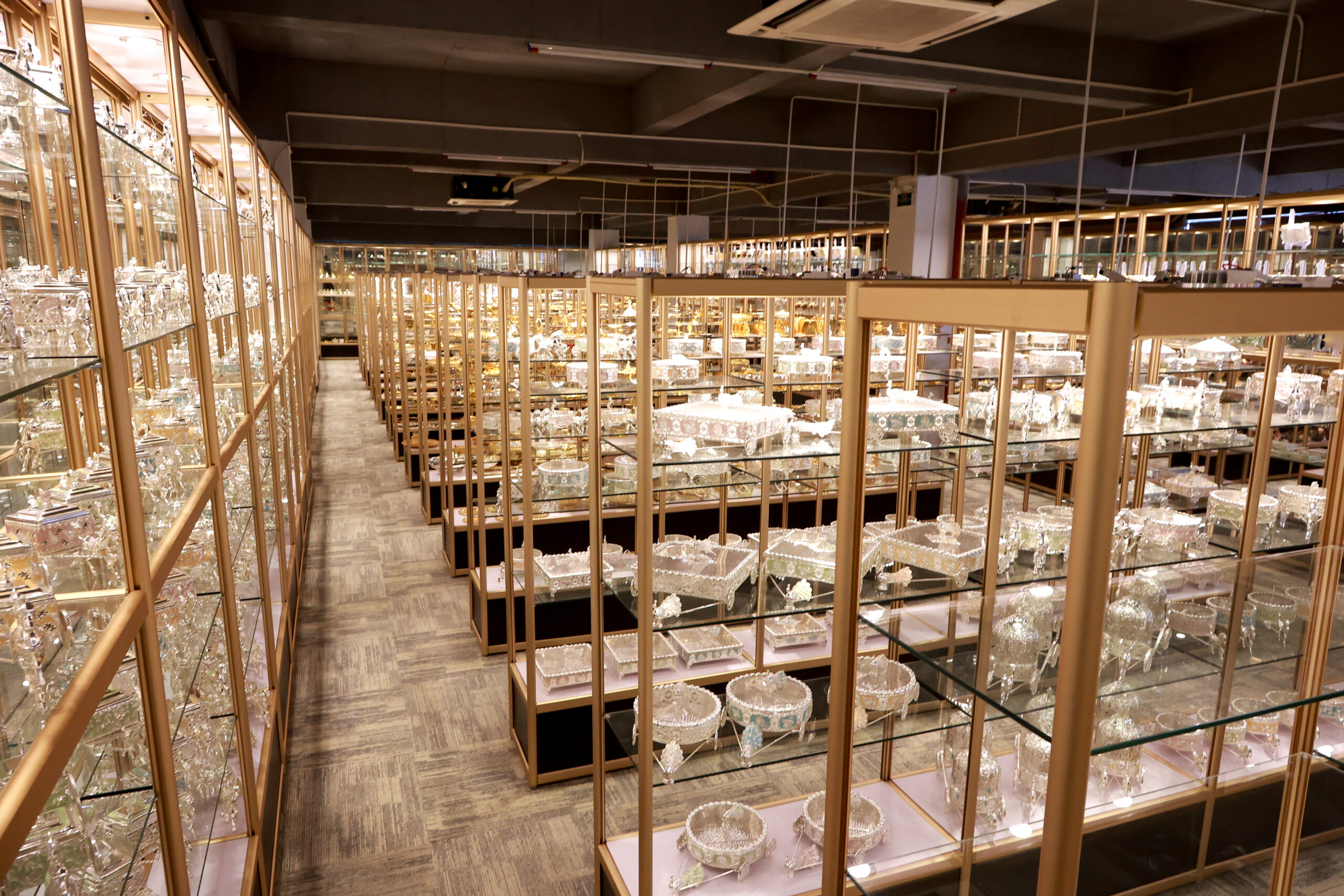 LANBORUI showroom display with decorative tabletop products
