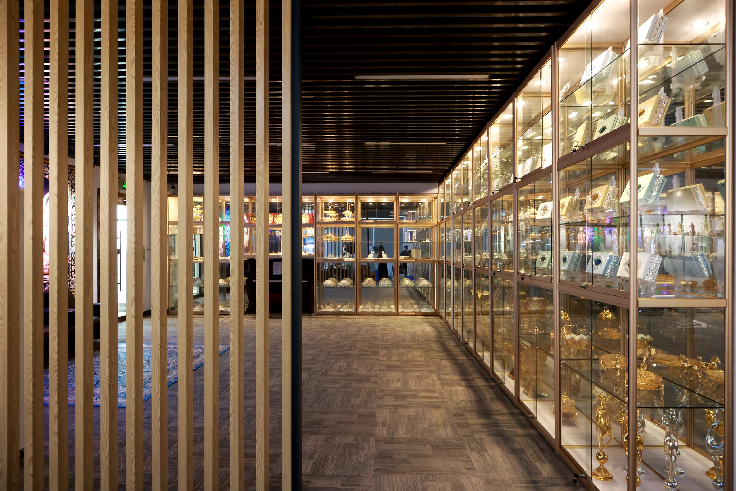 LANBORUI showroom with decorative tissue boxes and home decor displays